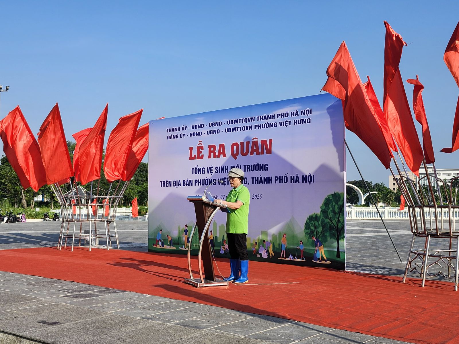 Phường Việt Hưng tổ chức Lễ ra quân tổng vệ sinh môi trường- Ảnh 2.