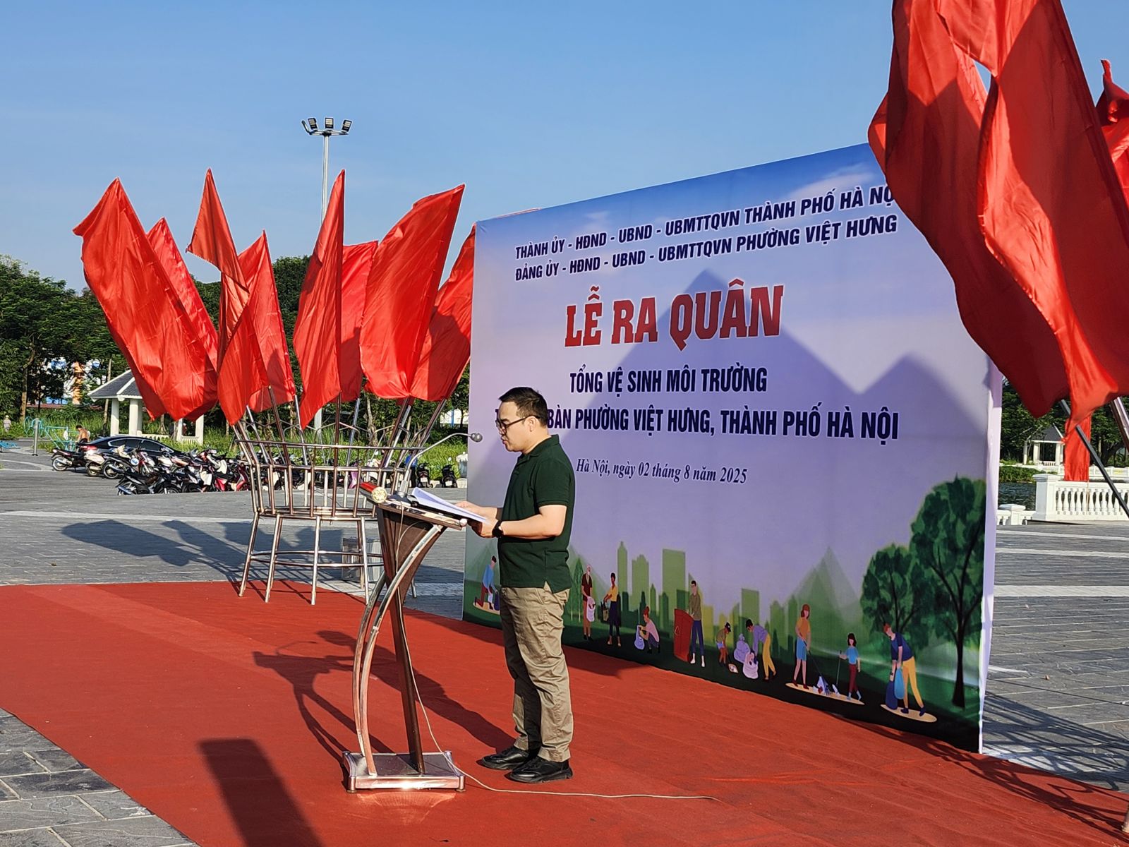 Phường Việt Hưng tổ chức Lễ ra quân tổng vệ sinh môi trường- Ảnh 1.