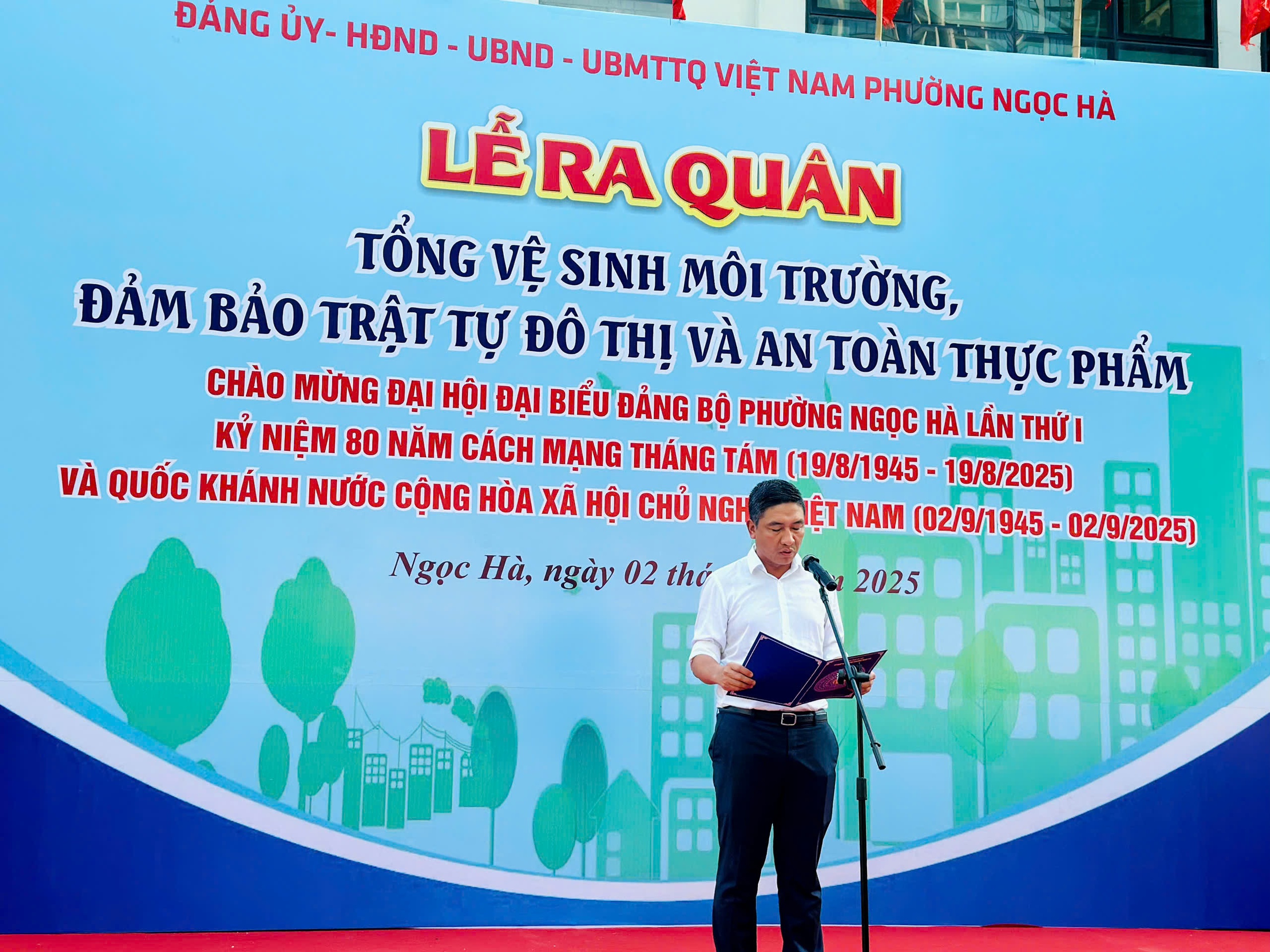 Phường Ngọc Hà tổ chức ra quân cao điểm tổng vệ sinh môi trường, trật tự đô thị, vệ sinh an toàn thực phẩm- Ảnh 4.