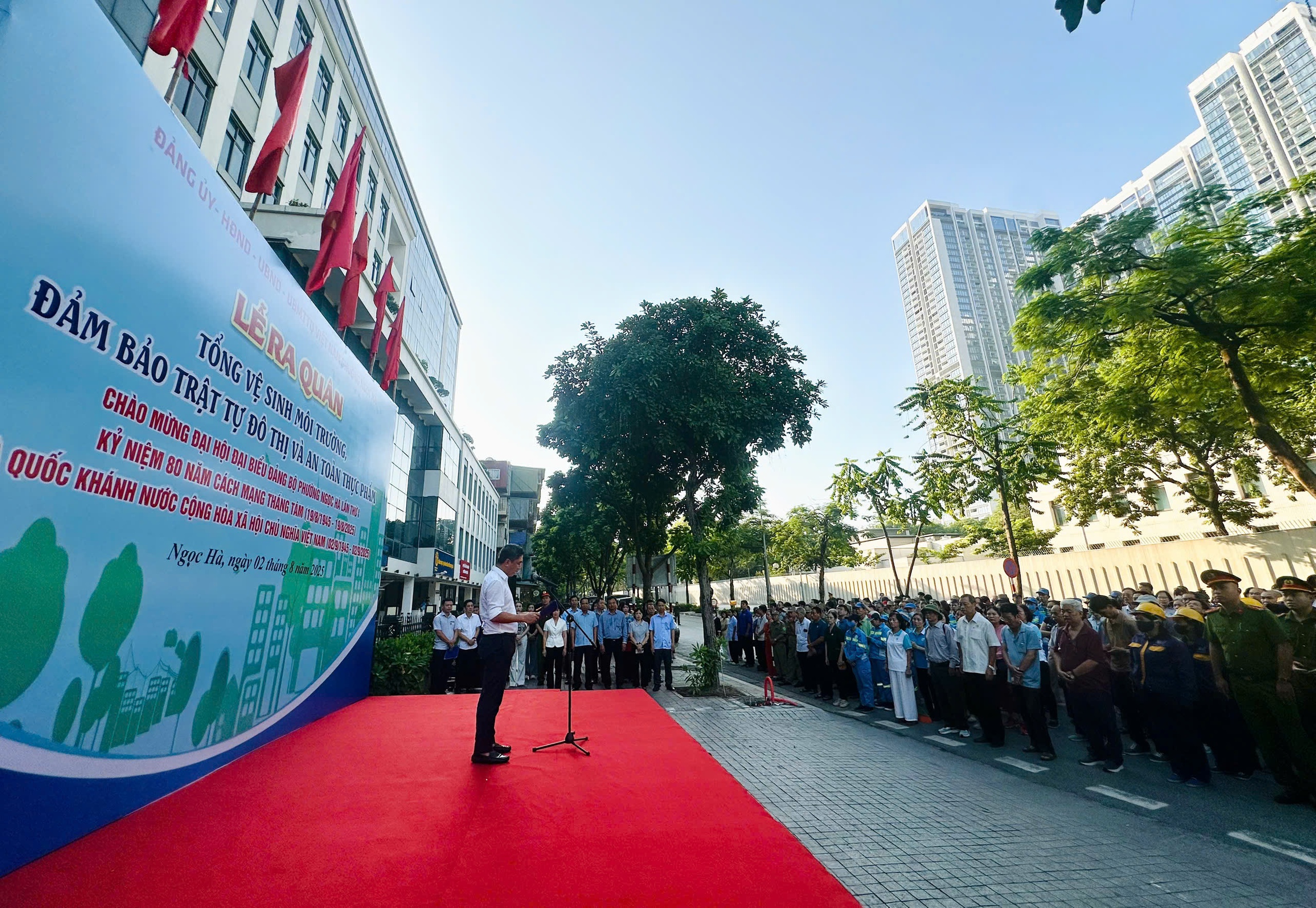 Phường Ngọc Hà tổ chức ra quân cao điểm tổng vệ sinh môi trường, trật tự đô thị, vệ sinh an toàn thực phẩm- Ảnh 1.
