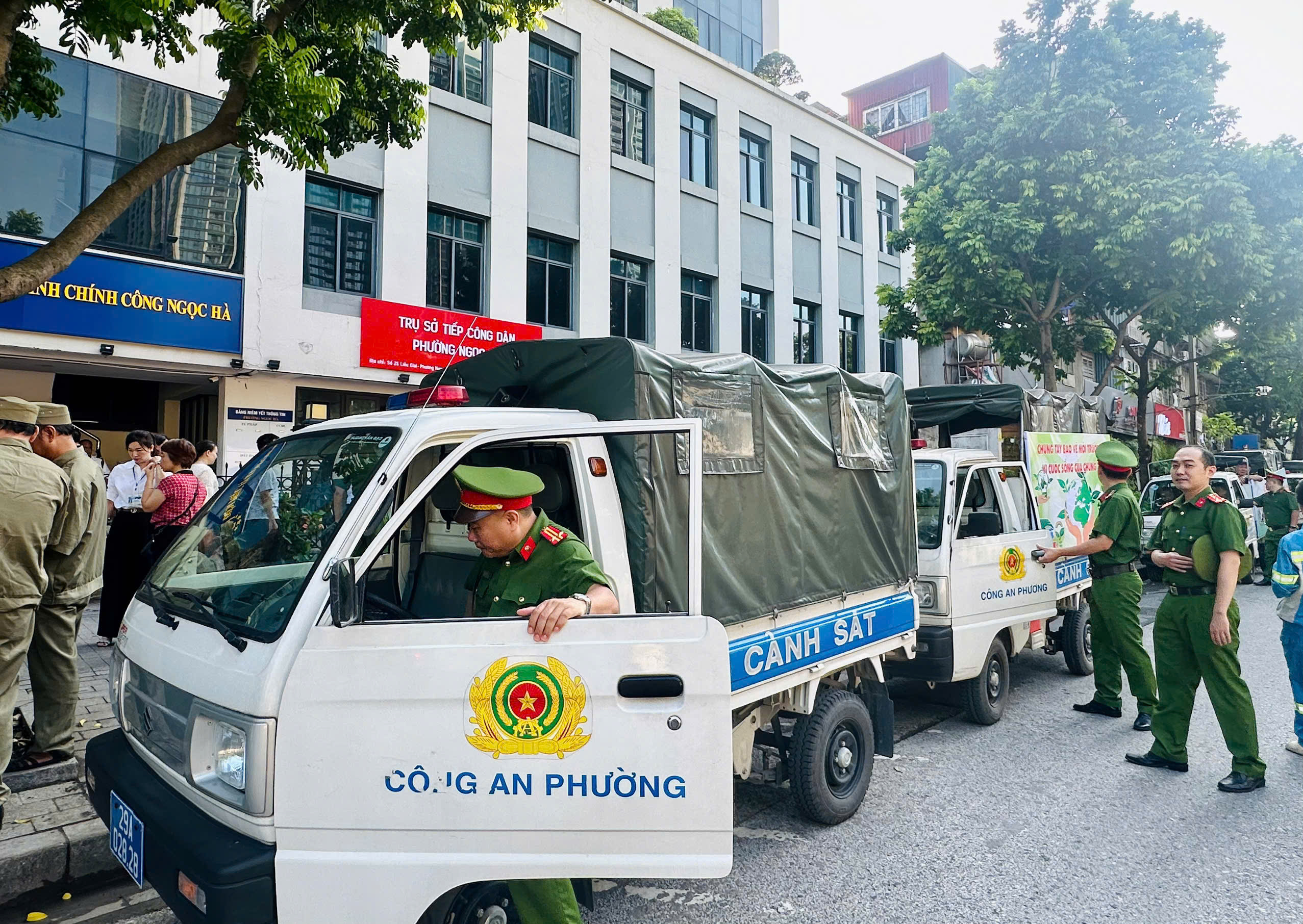 Phường Ngọc Hà tổ chức ra quân cao điểm tổng vệ sinh môi trường, trật tự đô thị, vệ sinh an toàn thực phẩm- Ảnh 13.
