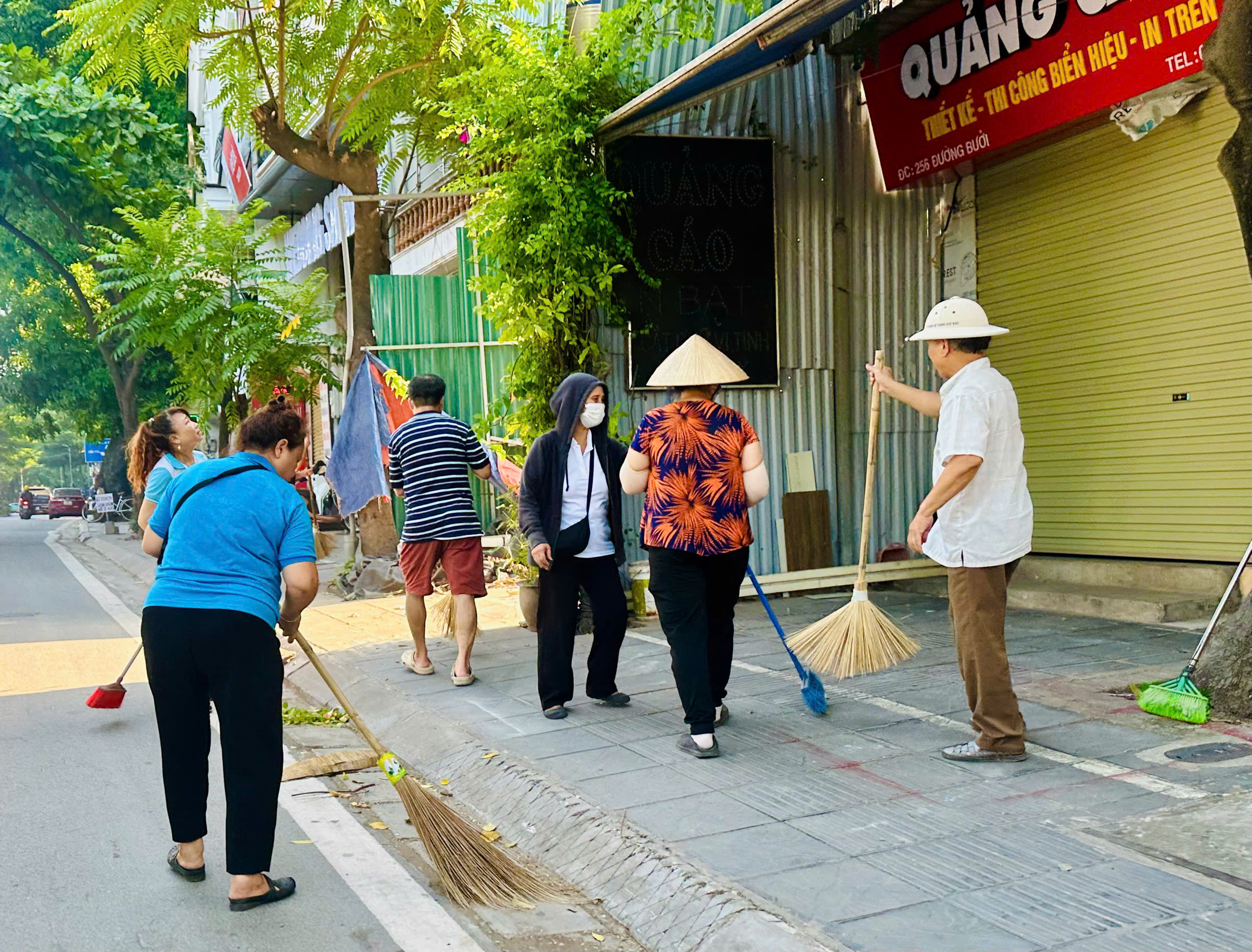 Phường Ngọc Hà tổ chức ra quân cao điểm tổng vệ sinh môi trường, trật tự đô thị, vệ sinh an toàn thực phẩm- Ảnh 18.