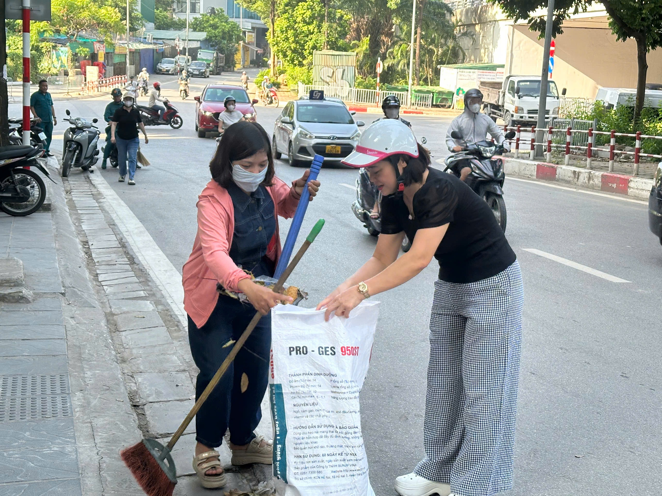 Phường Ngọc Hà tổ chức ra quân cao điểm tổng vệ sinh môi trường, trật tự đô thị, vệ sinh an toàn thực phẩm- Ảnh 16.