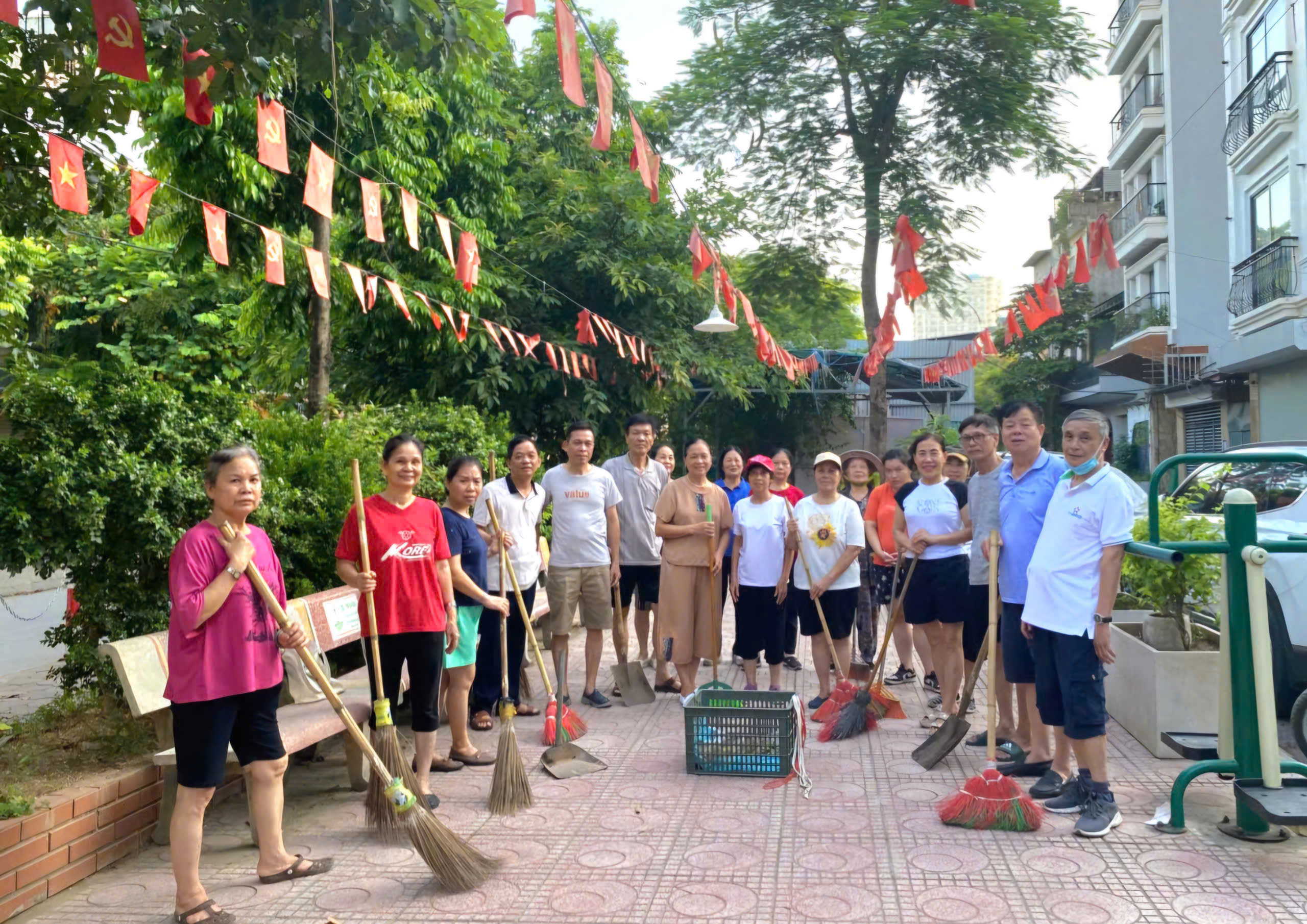 Phường Ngọc Hà tổ chức ra quân cao điểm tổng vệ sinh môi trường, trật tự đô thị, vệ sinh an toàn thực phẩm- Ảnh 7.