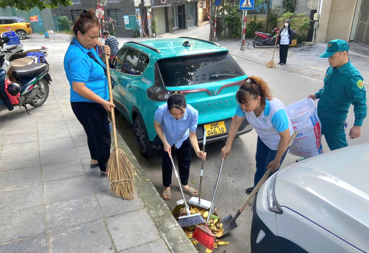 Phường Ngọc Hà tổ chức ra quân cao điểm tổng vệ sinh môi trường, trật tự đô thị, vệ sinh an toàn thực phẩm- Ảnh 9.