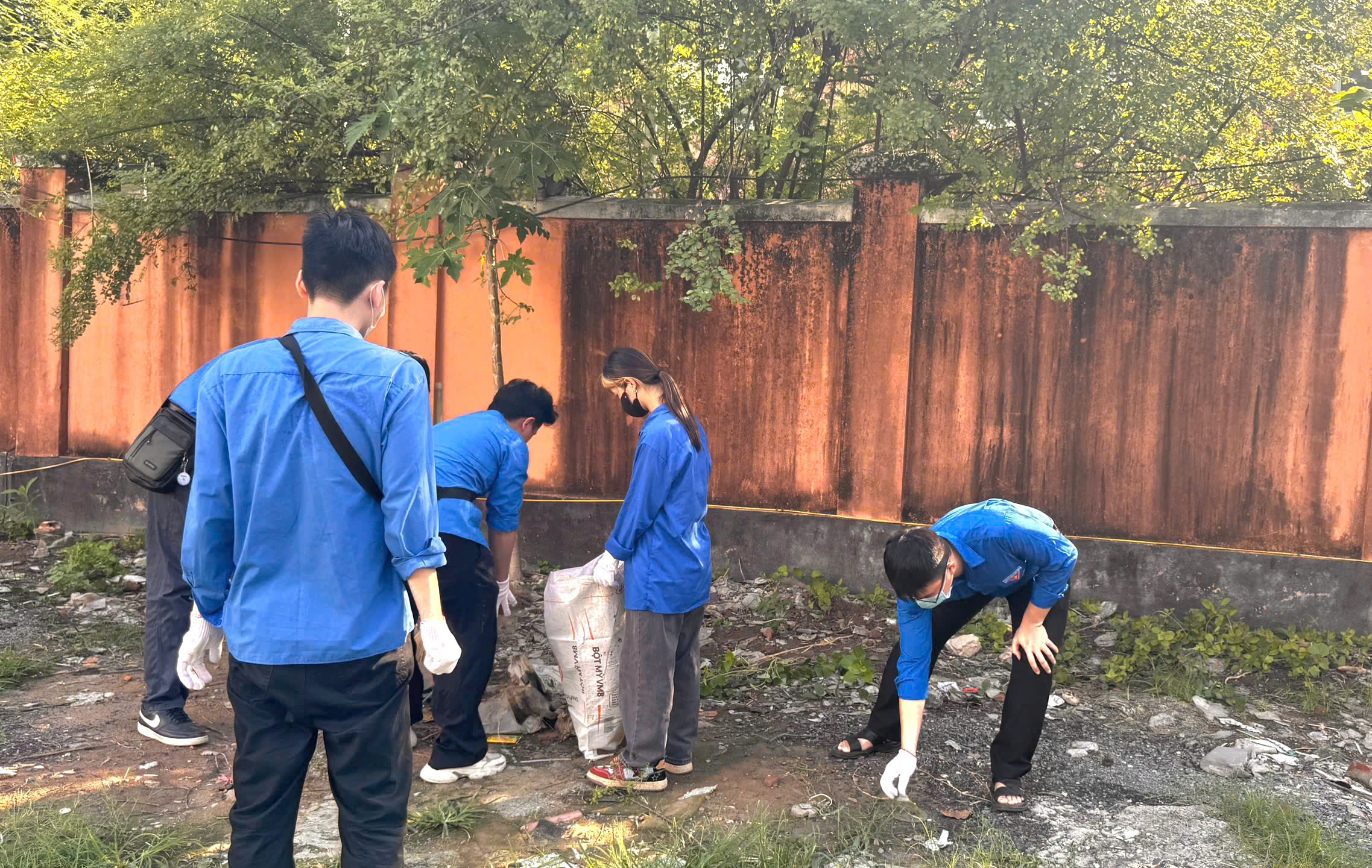 Phường Ngọc Hà tổ chức ra quân cao điểm tổng vệ sinh môi trường, trật tự đô thị, vệ sinh an toàn thực phẩm- Ảnh 10.