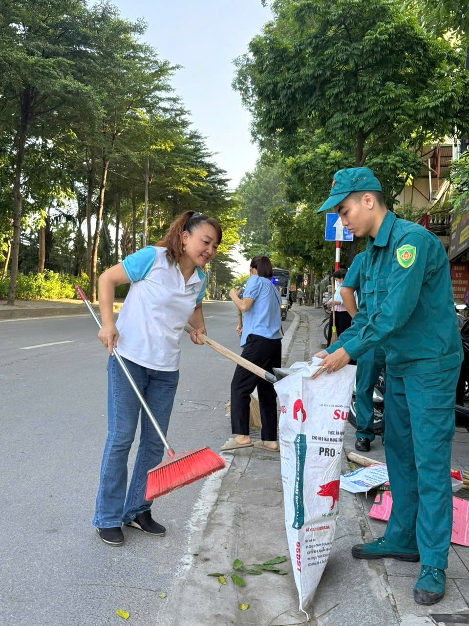 Phường Ngọc Hà tổ chức ra quân cao điểm tổng vệ sinh môi trường, trật tự đô thị, vệ sinh an toàn thực phẩm- Ảnh 11.