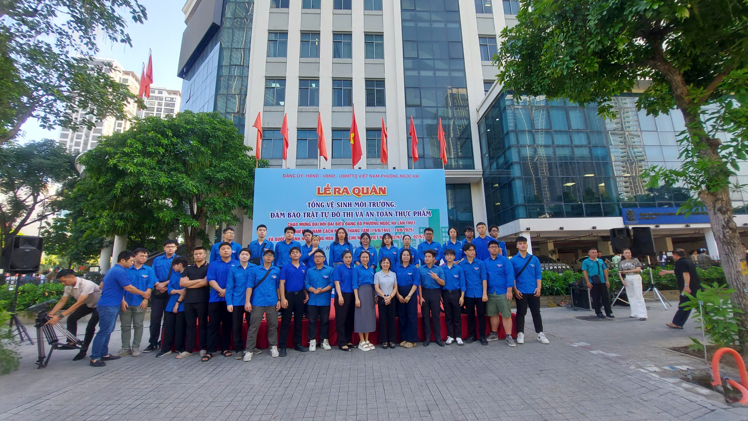 Phường Ngọc Hà tổ chức ra quân cao điểm tổng vệ sinh môi trường, trật tự đô thị, vệ sinh an toàn thực phẩm- Ảnh 5.