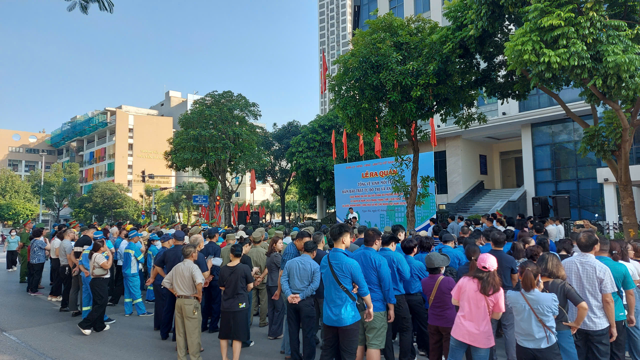 Phường Ngọc Hà tổ chức ra quân cao điểm tổng vệ sinh môi trường, trật tự đô thị, vệ sinh an toàn thực phẩm- Ảnh 3.