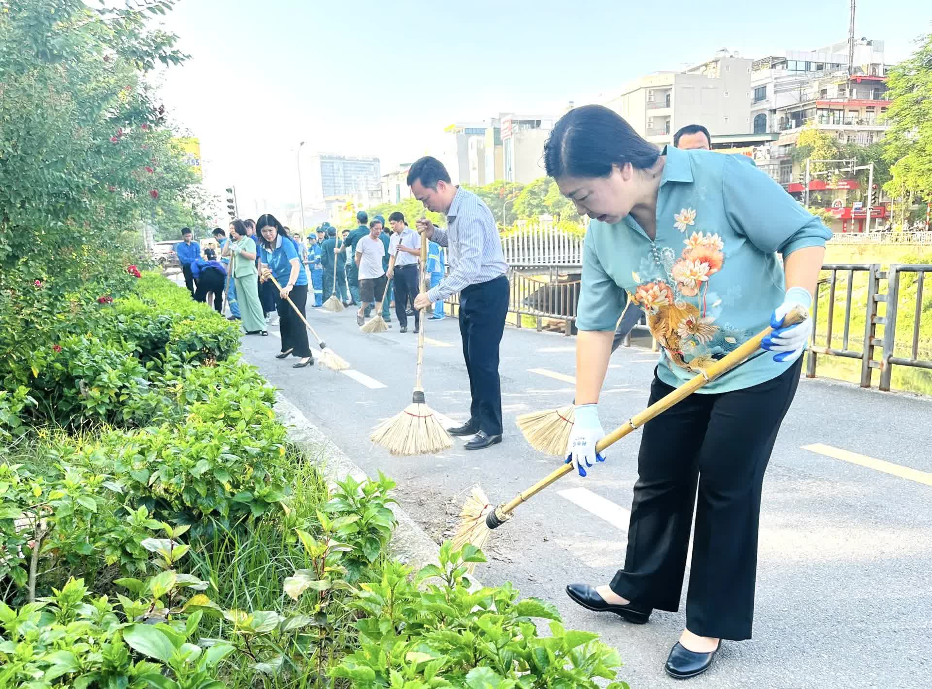 Phường Láng ra quân duy trì trật tự đô thị, vệ sinh môi trường- Ảnh 3.