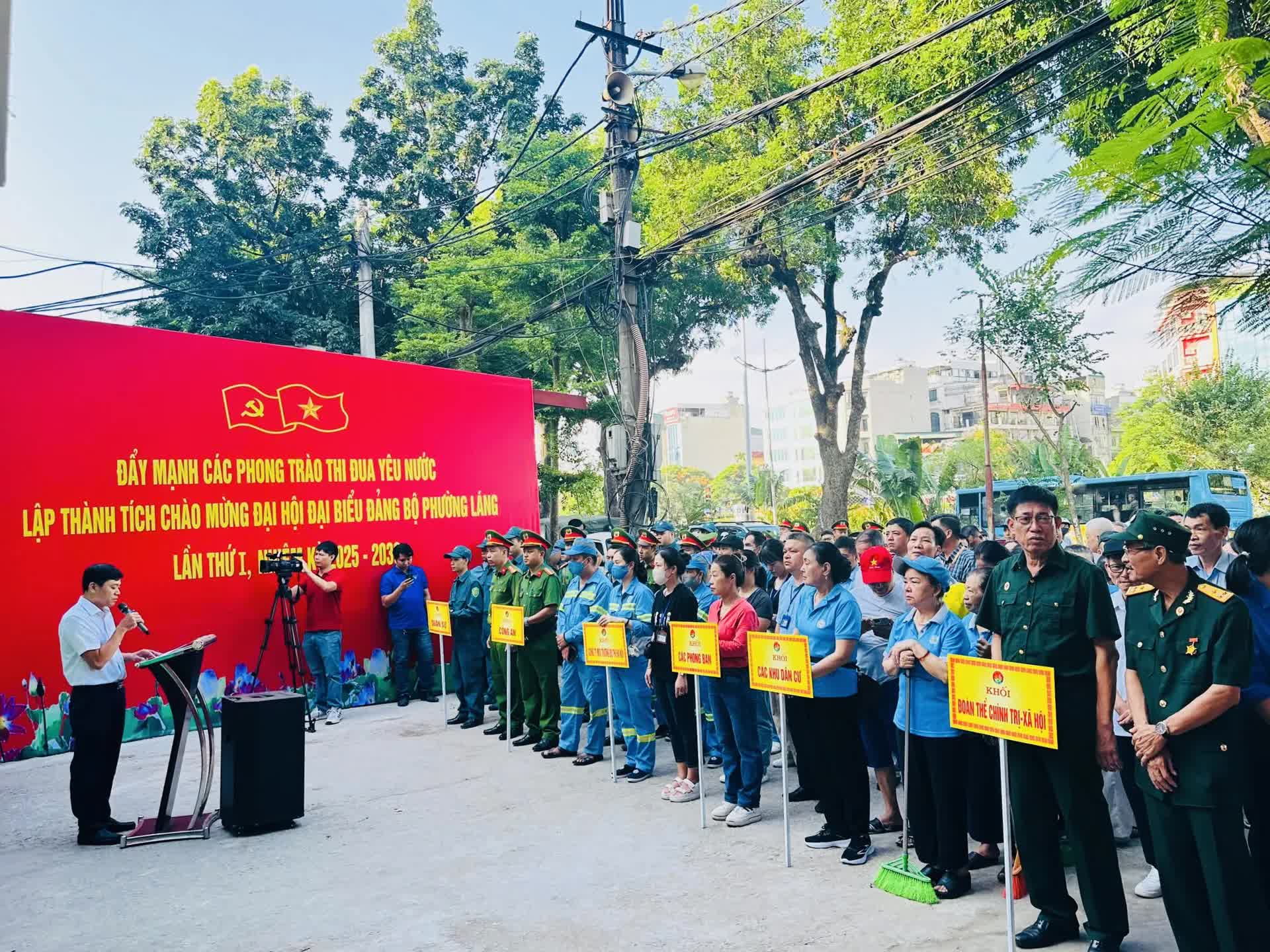 Phường Láng ra quân duy trì trật tự đô thị, vệ sinh môi trường- Ảnh 2.