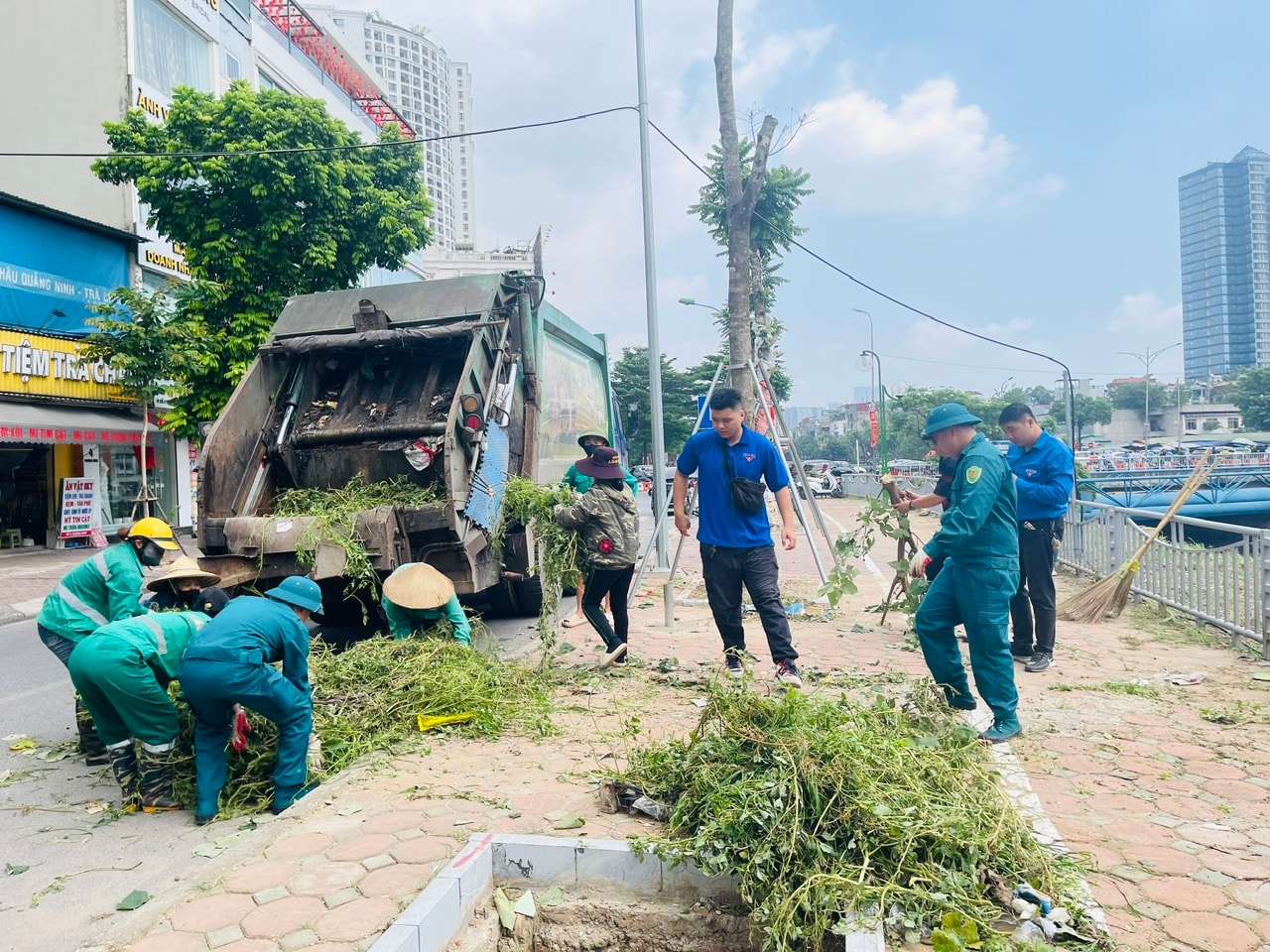 Hà Nội: Phường Khương Đình ra quân thực hiện phong trào thi đua hướng tới đô thị "Sáng - Xanh - Sạch - Đẹp"- Ảnh 6.