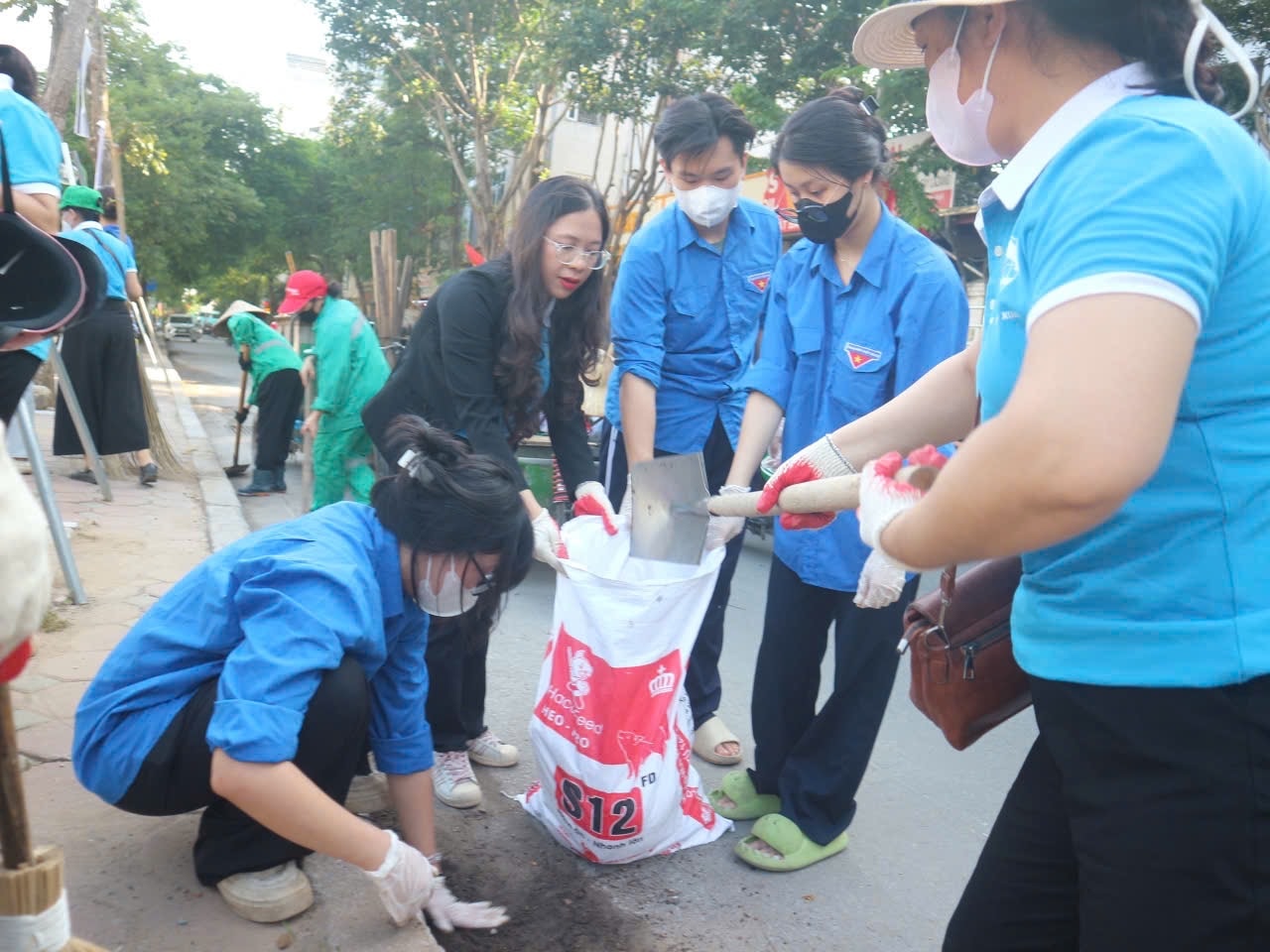 Hà Nội: Phường Khương Đình ra quân thực hiện phong trào thi đua hướng tới đô thị "Sáng - Xanh - Sạch - Đẹp"- Ảnh 7.