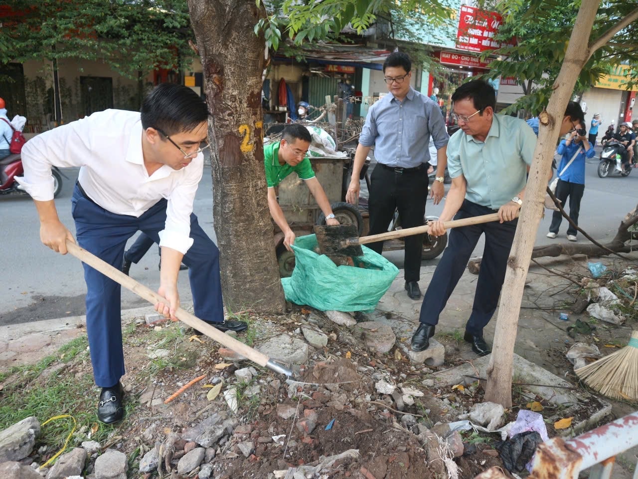 Hà Nội: Phường Khương Đình ra quân thực hiện phong trào thi đua hướng tới đô thị "Sáng - Xanh - Sạch - Đẹp"- Ảnh 11.