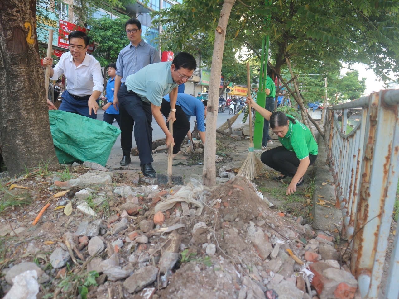Hà Nội: Phường Khương Đình ra quân thực hiện phong trào thi đua hướng tới đô thị "Sáng - Xanh - Sạch - Đẹp"- Ảnh 10.