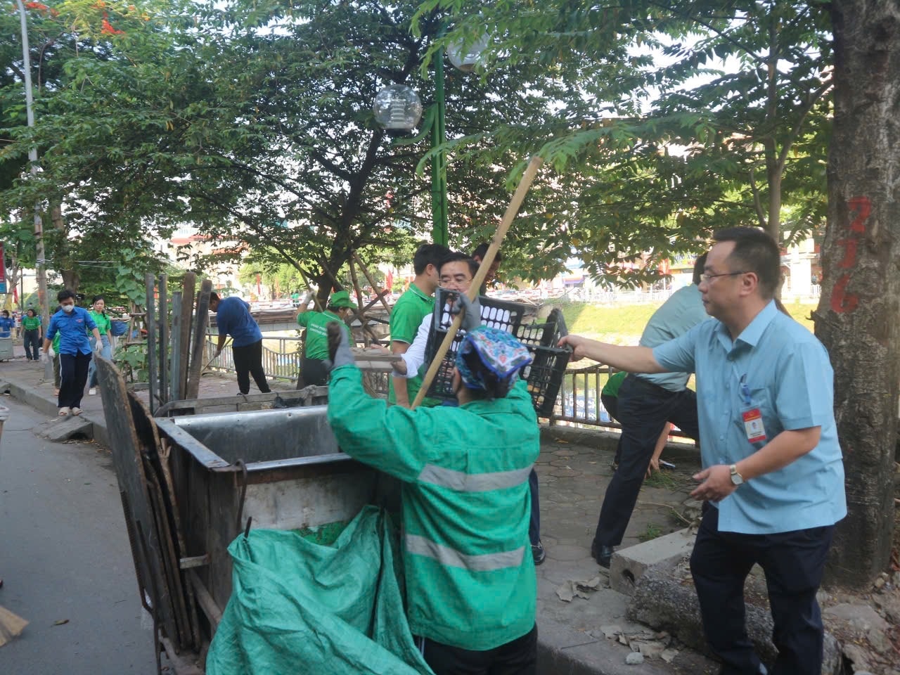 Hà Nội: Phường Khương Đình ra quân thực hiện phong trào thi đua hướng tới đô thị "Sáng - Xanh - Sạch - Đẹp"- Ảnh 8.