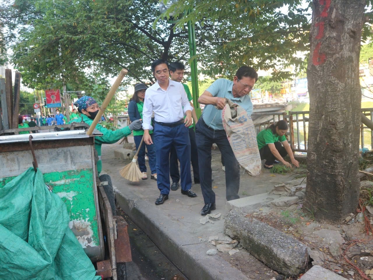 Hà Nội: Phường Khương Đình ra quân thực hiện phong trào thi đua hướng tới đô thị "Sáng - Xanh - Sạch - Đẹp"- Ảnh 9.