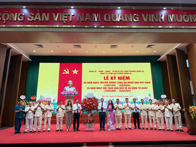 Phường Hồng Hà trang trọng tổ chức Lễ kỷ niệm 80 năm Ngày truyền thống CAND Việt Nam và 20 năm Ngày hội toàn dân bảo vệ ANTQ- Ảnh 2.
