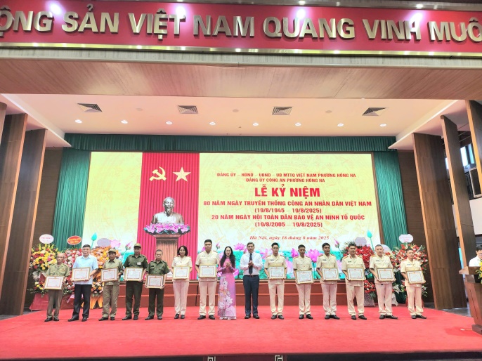 Phường Hồng Hà trang trọng tổ chức Lễ kỷ niệm 80 năm Ngày truyền thống CAND Việt Nam và 20 năm Ngày hội toàn dân bảo vệ ANTQ- Ảnh 4.
