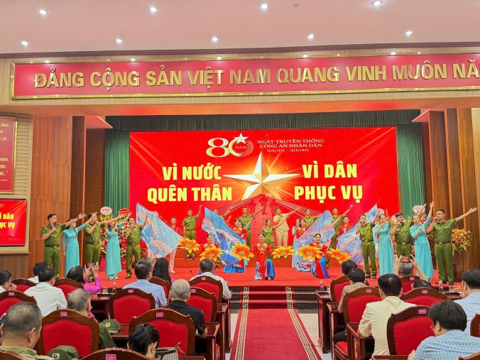 Phường Hồng Hà trang trọng tổ chức Lễ kỷ niệm 80 năm Ngày truyền thống CAND Việt Nam và 20 năm Ngày hội toàn dân bảo vệ ANTQ- Ảnh 5.