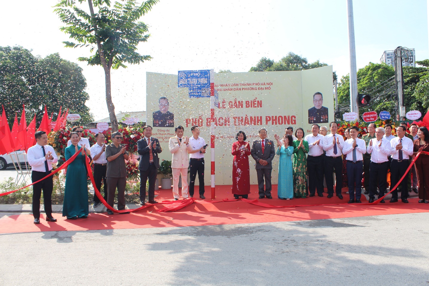 Phường Đại Mỗ trang trọng tổ chức Lễ công bố Quyết định, gắn biển tên tuyến phố Lê Giản và Bạch Thành Phong- Ảnh 4.