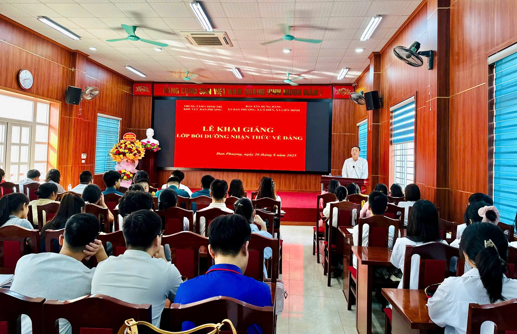 Khai mạc lớp Bồi dưỡng nhận thức về Đảng tháng 8 năm 2025.- Ảnh 2.
