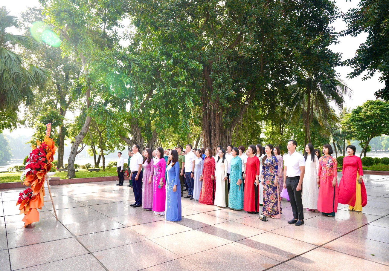 Phường Hai Bà Trưng tổ chức Lễ dâng hoa tại Tượng đài Bác Hồ - Bác Tôn nhân dịp kỷ niệm 137 năm Ngày sinh Chủ tịch Tôn Đức Thắng.- Ảnh 1.