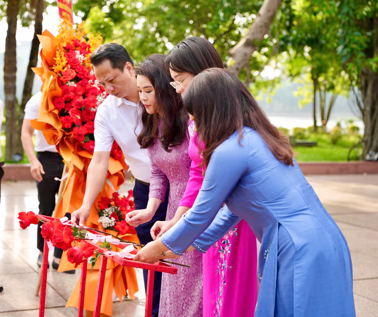 Phường Hai Bà Trưng tổ chức Lễ dâng hoa tại Tượng đài Bác Hồ - Bác Tôn nhân dịp kỷ niệm 137 năm Ngày sinh Chủ tịch Tôn Đức Thắng.- Ảnh 3.