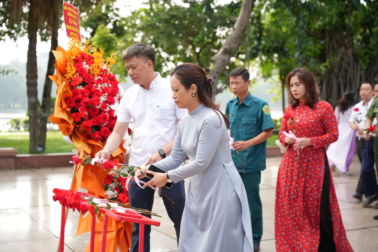 Phường Hai Bà Trưng tổ chức Lễ dâng hoa tại Tượng đài Bác Hồ - Bác Tôn nhân dịp kỷ niệm 137 năm Ngày sinh Chủ tịch Tôn Đức Thắng.- Ảnh 4.