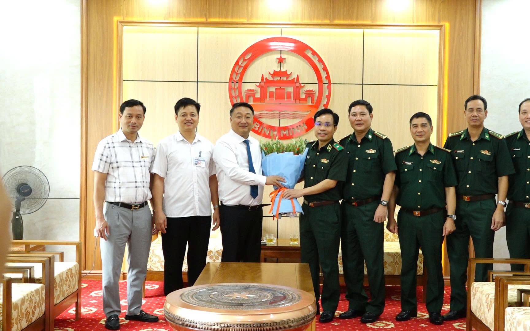 Ảnh: Lãnh đạo Đảng uỷ, HĐND-UBND xã cùng Thiếu tướng và Đoàn công tác