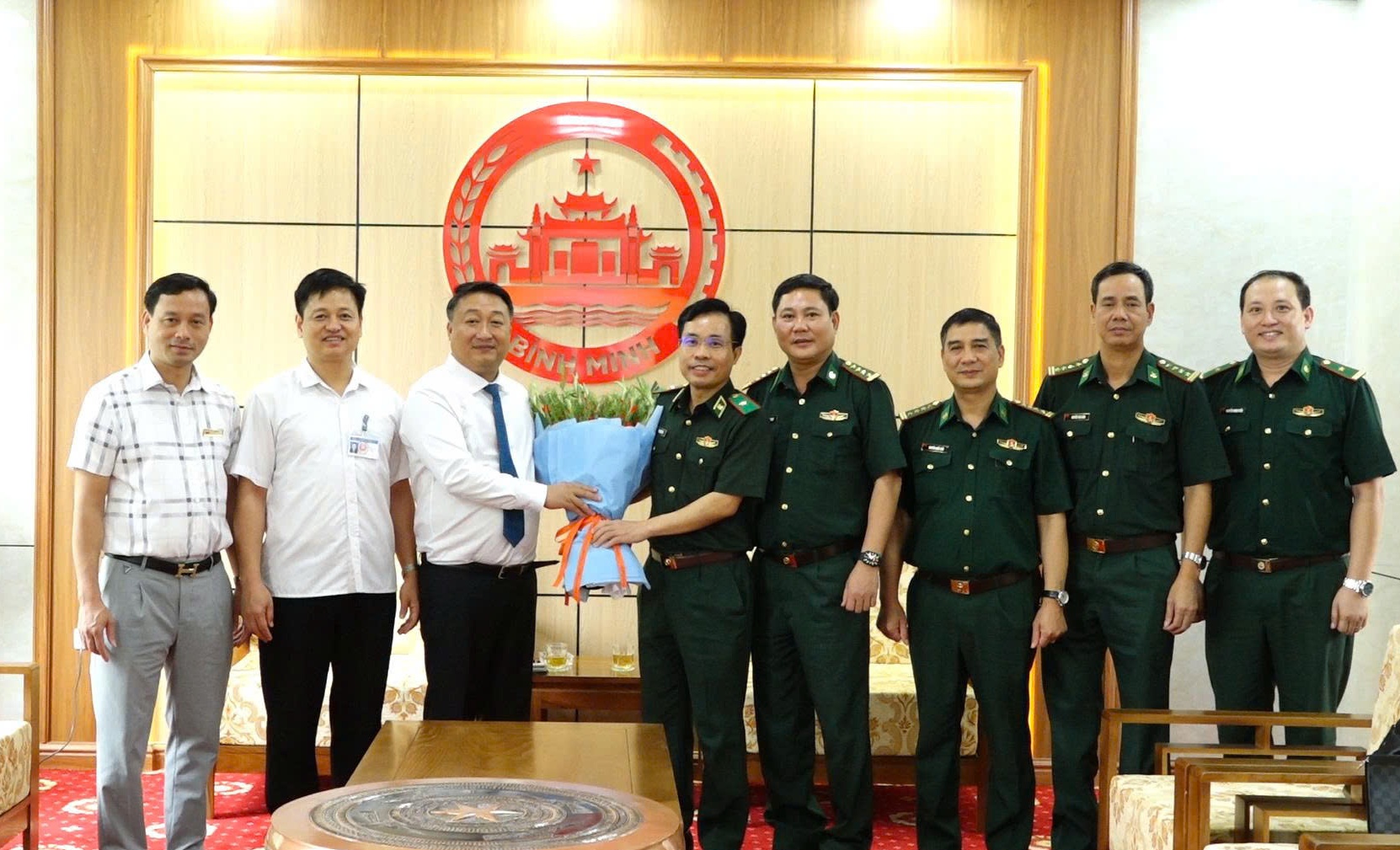 Thiếu tướng Vũ Quốc Ân - Phó Chính ủy Bộ đội Biên phòng thăm và tặng quà Đảng bộ xã Bình Minh trước thềm Đại hội