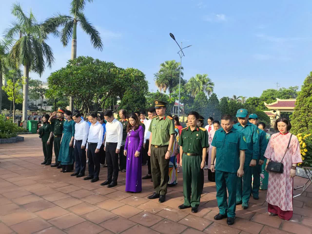 Phường Hoàn Kiếm: dâng hương tưởng nhớ công ơn các Anh hùng liệt sĩ- Ảnh 3.