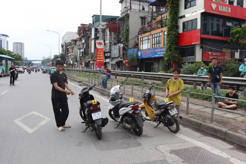 Mâu thuẫn trong làm ăn, 4 đối tượng rủ nhau chặn đánh người, cướp xe máy- Ảnh 1.
