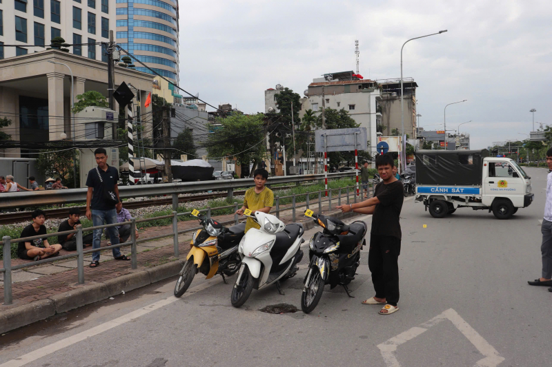 Mâu thuẫn trong làm ăn, 4 đối tượng rủ nhau chặn đánh người, cướp xe máy- Ảnh 2.