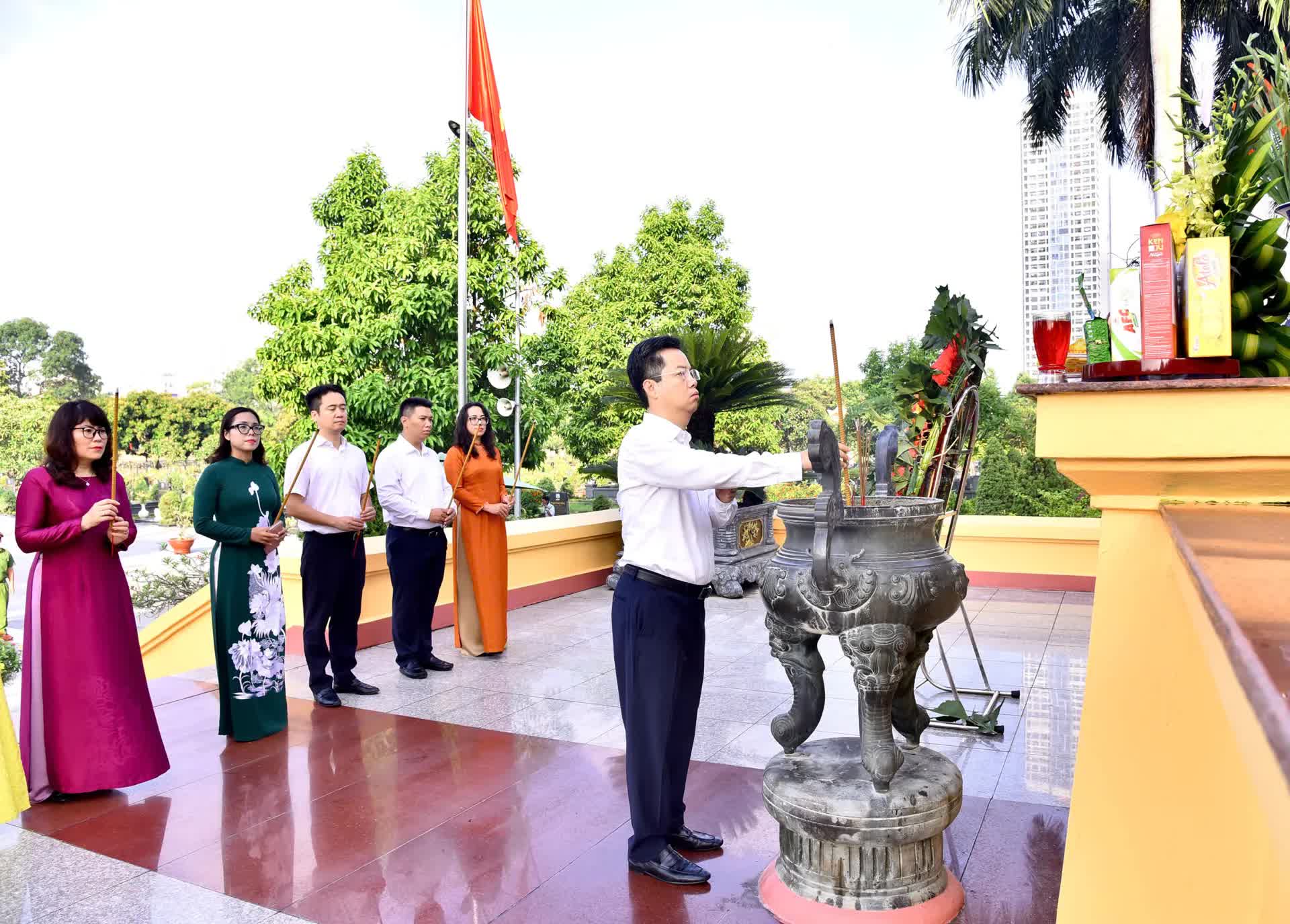 Phường Hoàn Kiếm: dâng hương tưởng nhớ công ơn các Anh hùng liệt sĩ- Ảnh 1.