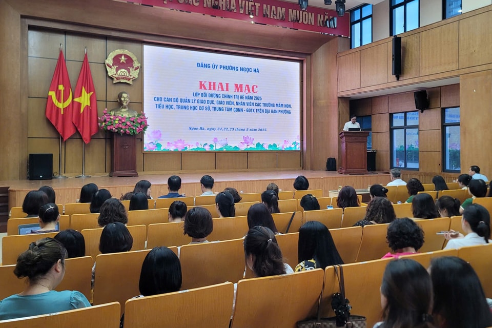 Phường Ngọc Hà bồi dưỡng chính trị năm 2025 cho hơn 1.000 giáo viên- Ảnh 1.