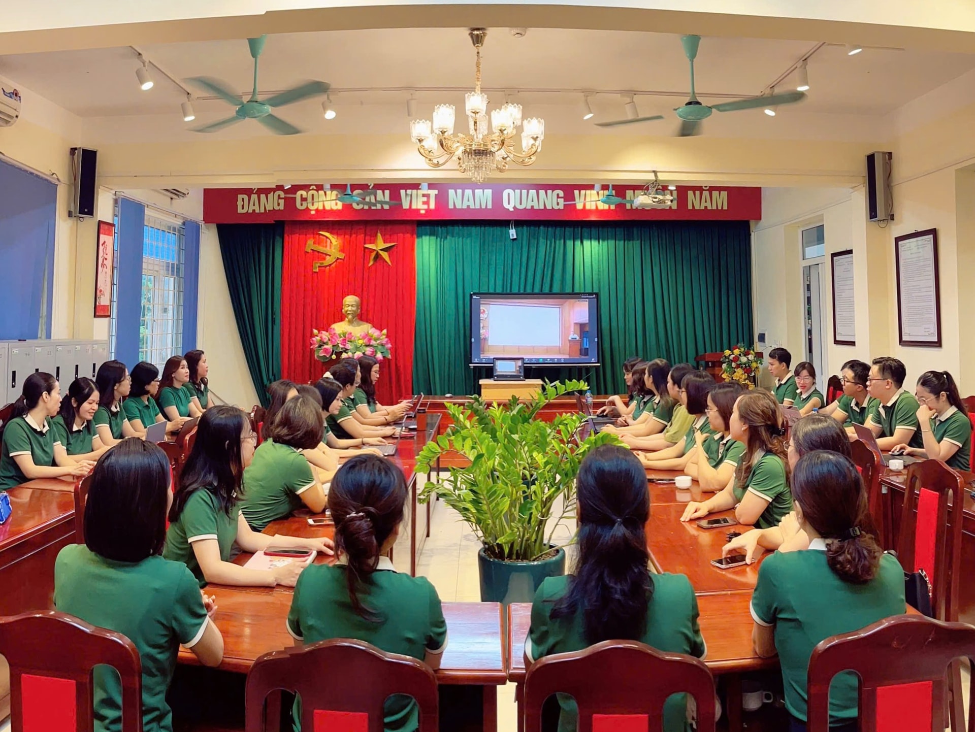 Phường Ngọc Hà bồi dưỡng chính trị năm 2025 cho hơn 1.000 giáo viên- Ảnh 2.