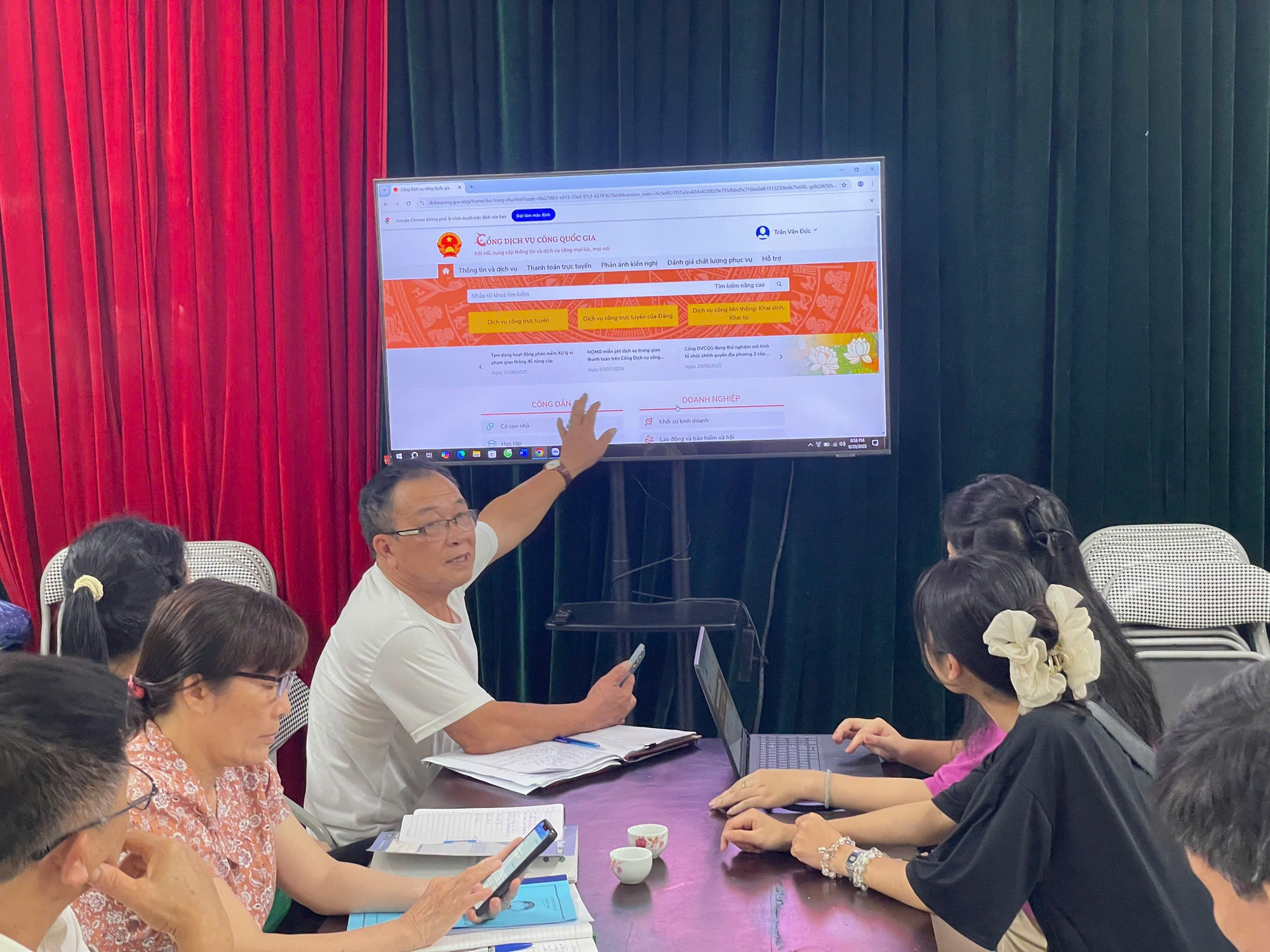 XÃ ĐÔNG ANH TĂNG CƯỜNG HOẠT ĐỘNG CỦA TỔ CHUYỂN ĐỔI SỐ CỘNG ĐỒNG VÀ “ĐIỂM BÌNH DÂN HỌC VỤ SỐ LƯU ĐỘNG”- Ảnh 2.
