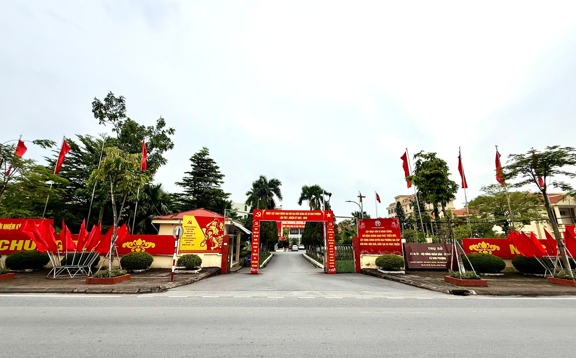 Xã Đan Phượng rực rỡ sắc cờ hoa chào mừng Kỷ niệm 80 năm Cách mạng tháng 8 thành công (19/8) và Quốc khánh nước CHXHCN Việt Nam (2/9)- Ảnh 1.