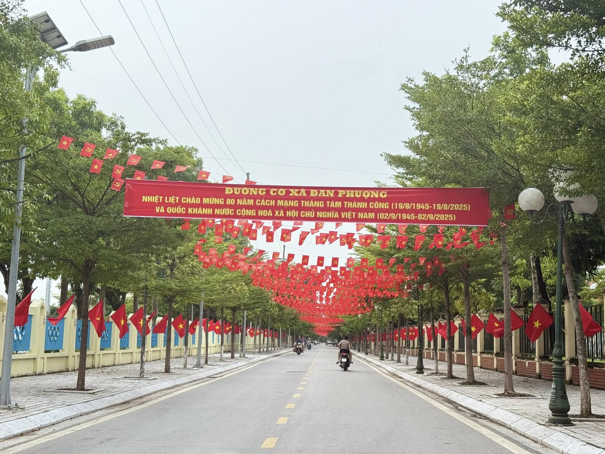 Xã Đan Phượng rực rỡ sắc cờ hoa chào mừng Kỷ niệm 80 năm Cách mạng tháng 8 thành công (19/8) và Quốc khánh nước CHXHCN Việt Nam (2/9)- Ảnh 3.