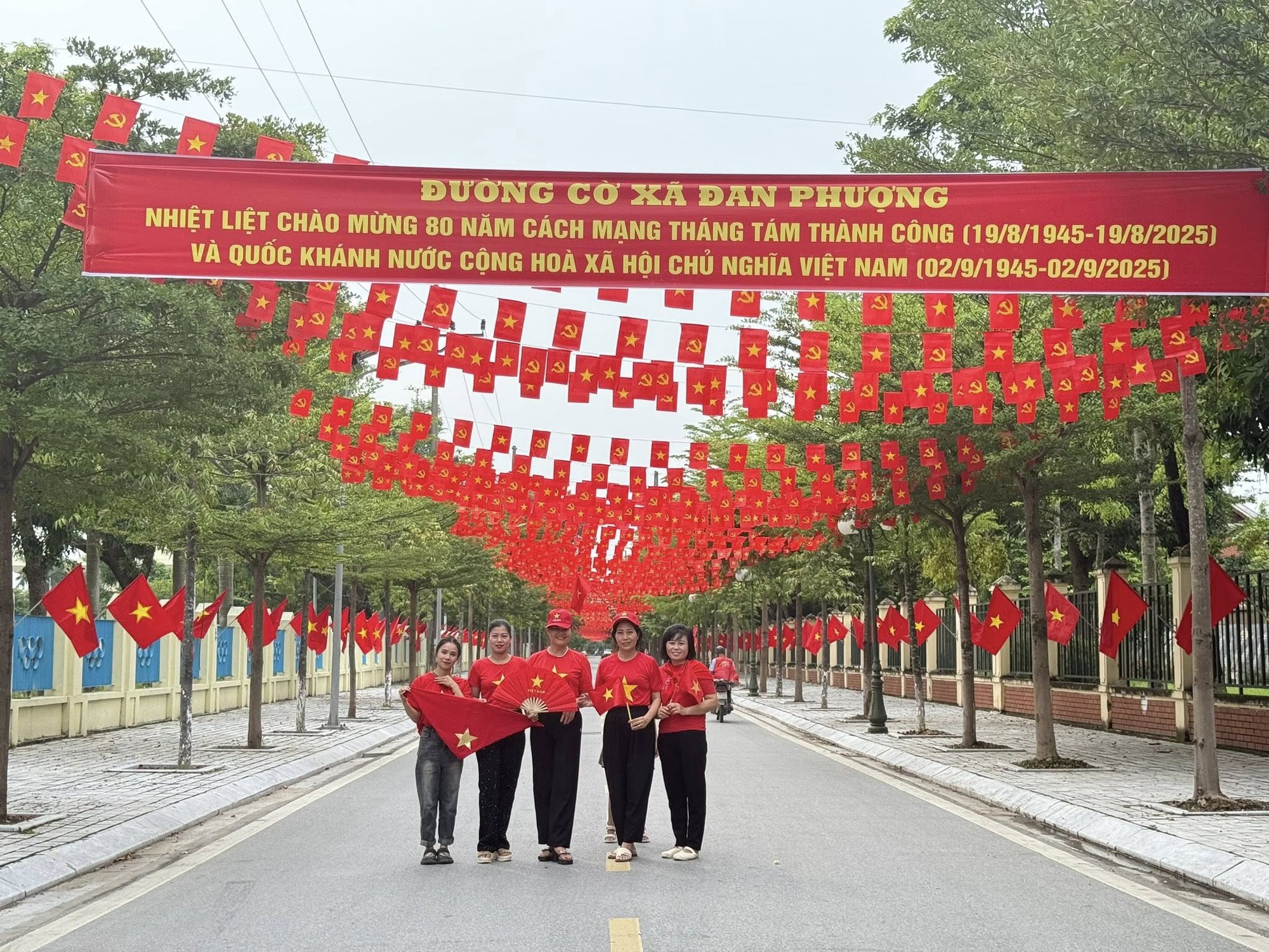 Xã Đan Phượng rực rỡ sắc cờ hoa chào mừng Kỷ niệm 80 năm Cách mạng tháng 8 thành công (19/8) và Quốc khánh nước CHXHCN Việt Nam (2/9)- Ảnh 7.