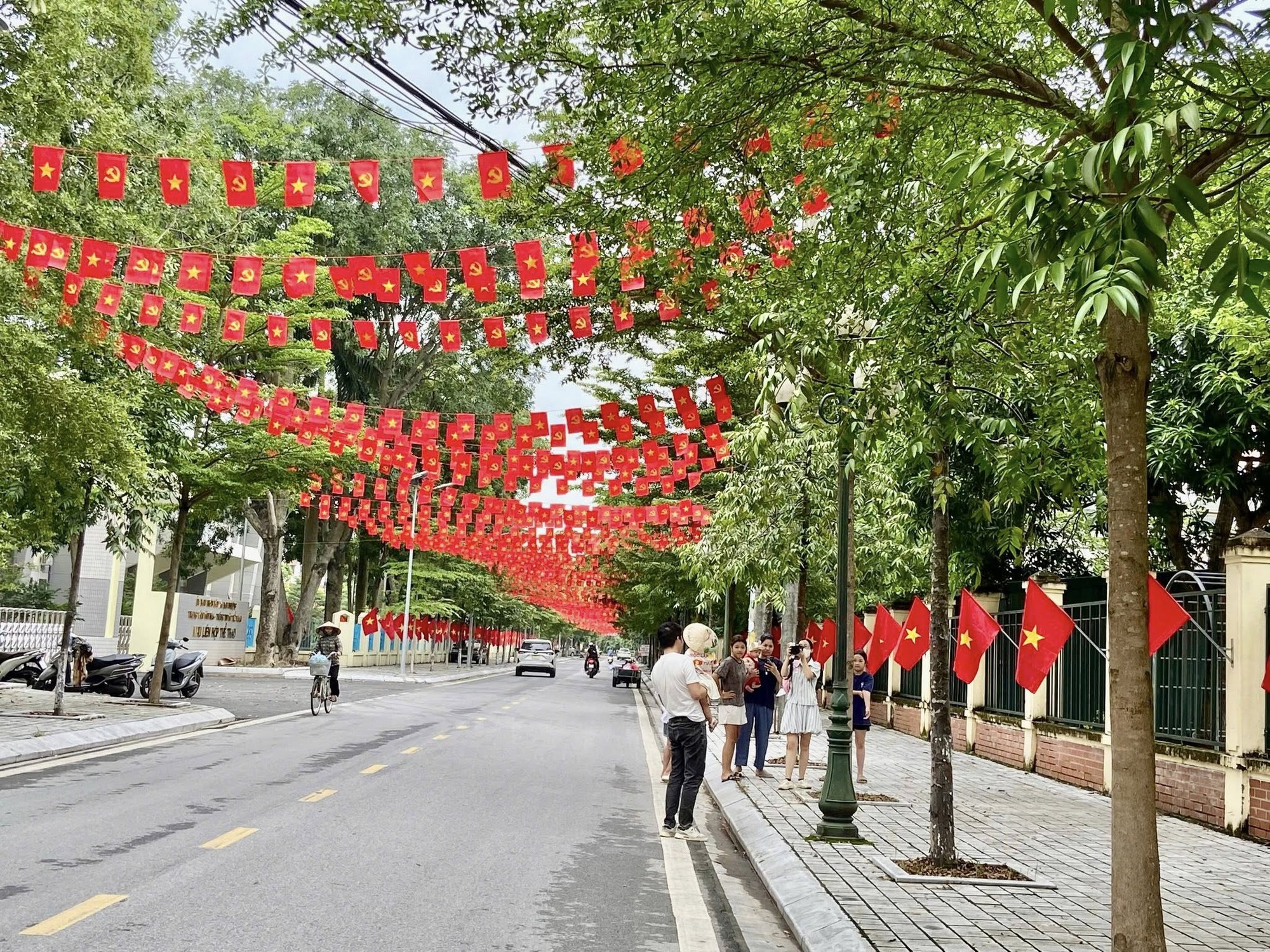 Xã Đan Phượng rực rỡ sắc cờ hoa chào mừng Kỷ niệm 80 năm Cách mạng tháng 8 thành công (19/8) và Quốc khánh nước CHXHCN Việt Nam (2/9)- Ảnh 8.