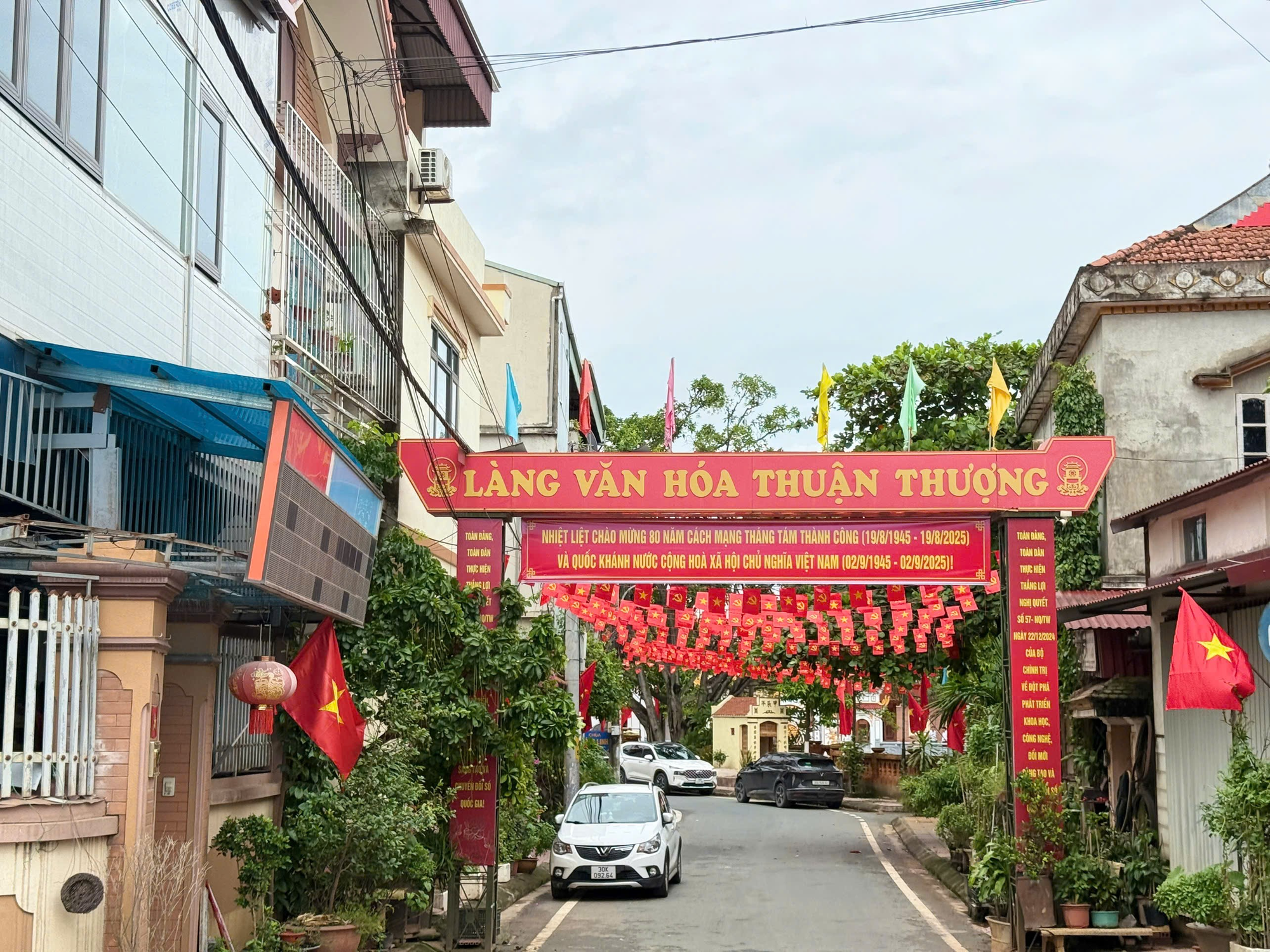 Xã Đan Phượng rực rỡ sắc cờ hoa chào mừng Kỷ niệm 80 năm Cách mạng tháng 8 thành công (19/8) và Quốc khánh nước CHXHCN Việt Nam (2/9)- Ảnh 9.