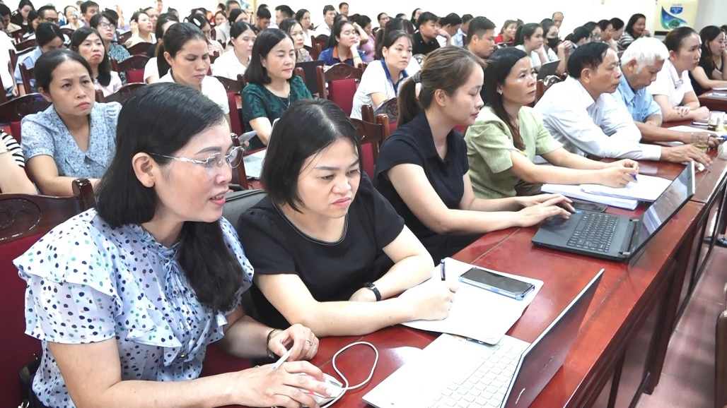 Xã Quảng Oai tổ chức tập huấn triển khai thực hiện thủ tục hành chính của Đảng trên Cổng Dịch vụ công Quốc gia- Ảnh 4.