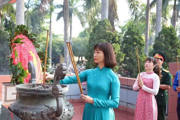 Phường Hoàn Kiếm: dâng hương tưởng nhớ công ơn các Anh hùng liệt sĩ- Ảnh 2.