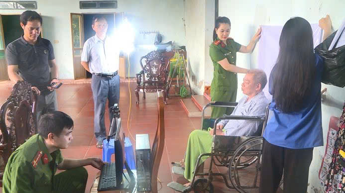 Công an xã Phúc Thọ thành lập các tổ công tác lưu động đến tận nhà hỗ trợ đảng viên cấp đổi thẻ- Ảnh 3.
