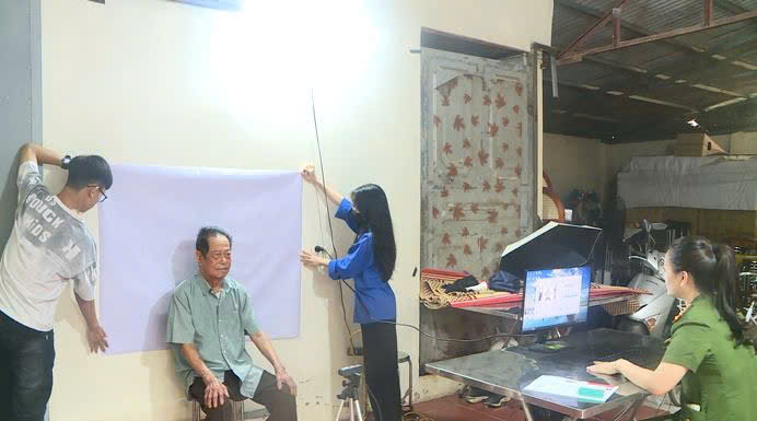 Công an xã Phúc Thọ thành lập các tổ công tác lưu động đến tận nhà hỗ trợ đảng viên cấp đổi thẻ- Ảnh 2.