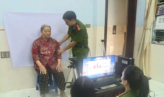 Công an xã Phúc Thọ thành lập các tổ công tác lưu động đến tận nhà hỗ trợ đảng viên cấp đổi thẻ- Ảnh 1.