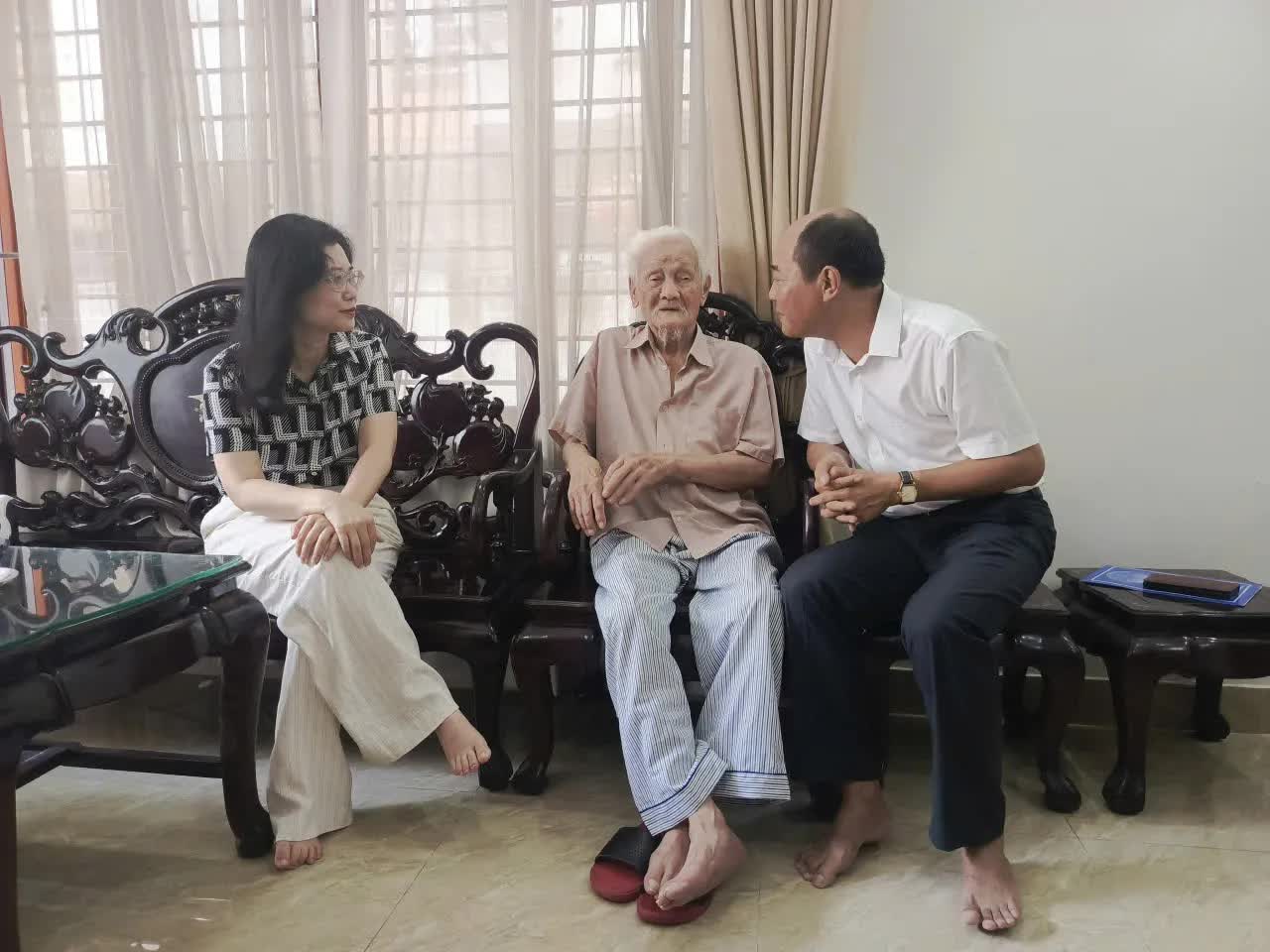 Phường Định Công thăm, tặng quà các gia đình chính sách, người có công với cách mạng- Ảnh 1.