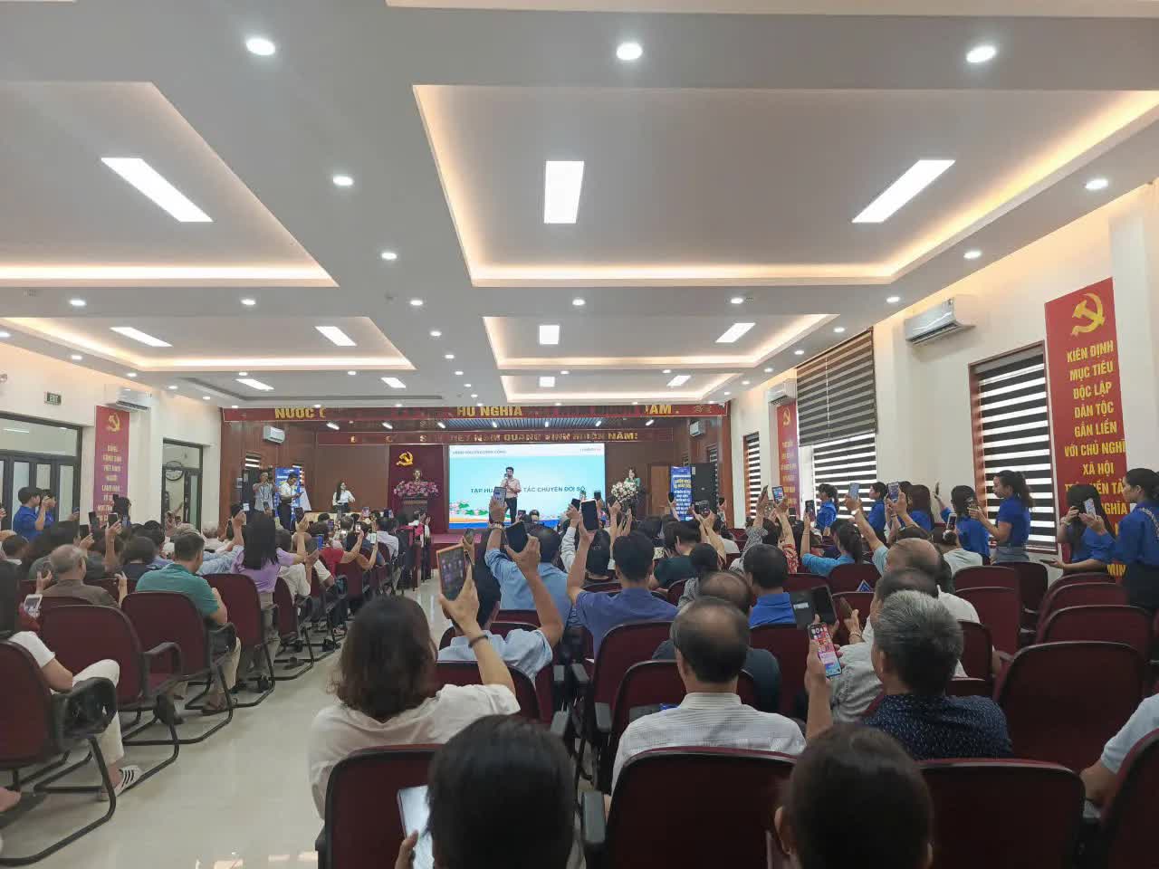 Định Công phát động phong trào “Bình dân học vụ số” – phổ cập kỹ năng số đến từng người dân- Ảnh 2.